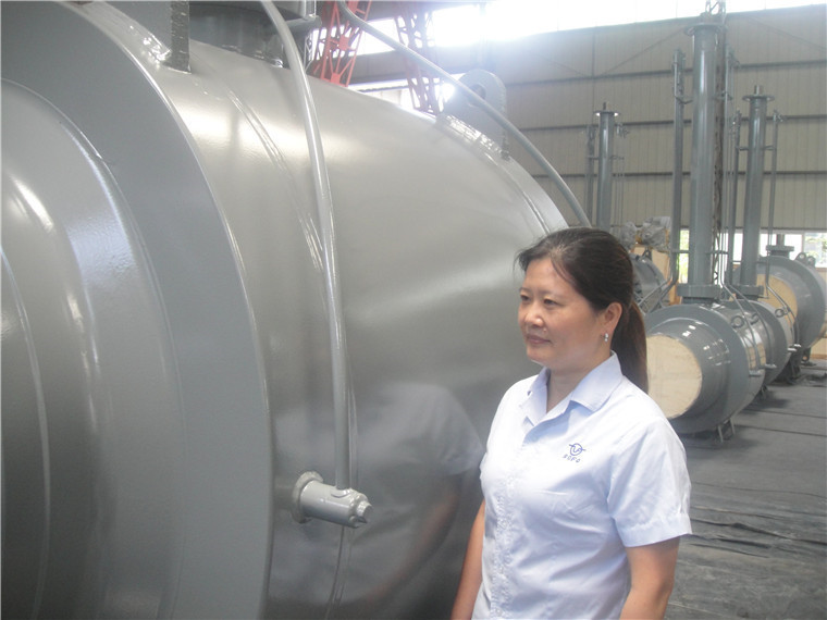 高级工程师黄志慧在查看阀门