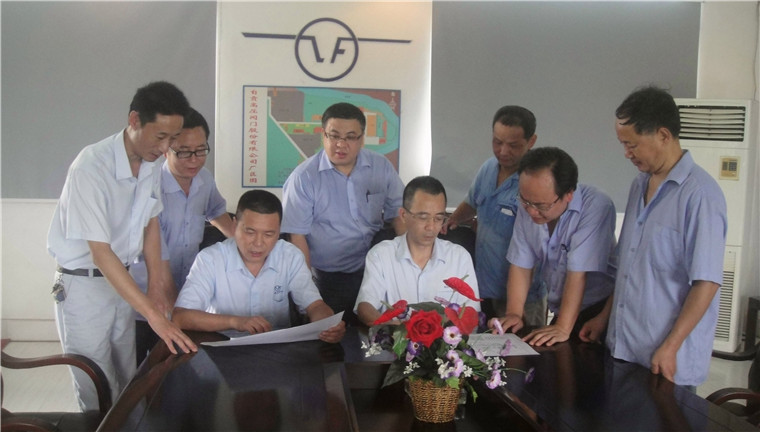 攻关小组成员在探讨