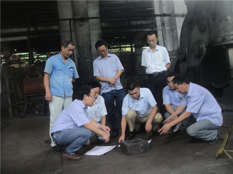 攻关小组成员改进模具