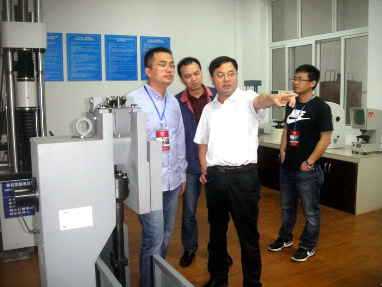 杜经理(左)考察检测中心