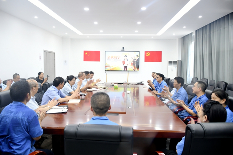 1787923020359335.jpg 02 四川飞球公司开展金秋助学活动.jpg
