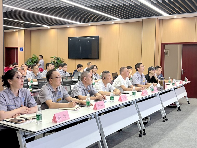 06 参会人员现场交流.jpg